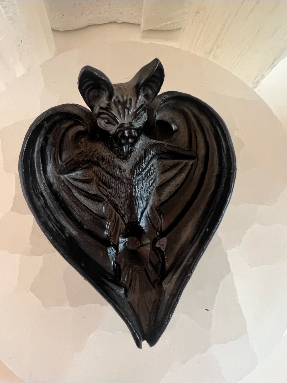 Resin Heart-shaped Bat Sphere Holder